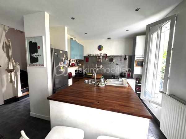Charmante maison meulière familiale sur 4 niveaux avec jardin – Proche métro

Découvrez cette belle maison meulière pleine de charme, idéale pour une famille, offrant de beaux volumes répartis sur 4 niveaux.
Au sous-sol aménagé, vous trouverez une chambre ainsi qu’un espace buanderie pratique et fonctionnel.
Le rez-de-chaussée se compose d’un grand séjour lumineux avec cuisine ouverte, parfait pour des moments conviviaux, ainsi qu’un WC indépendant.
Au 1er étage, deux grandes chambres, une salle de bain et un WC séparé complètent l’espace nuit.
Au dernier étage, une spacieuse chambre offrant calme et intimité.
La maison bénéficie également de fenêtres en double vitrage et d’un agréable jardin, idéal pour profiter des beaux jours.

Situation privilégiée :
• Métro ligne 7 à seulement 7 minutes à pied
• Future ligne 10 à 10 minutes à pied, avec connexion vers la ligne 15

Une maison au cachet authentique à visiter sans tarder !

Contactez Shérazade Belattar pour plus d'informations ou organiser une visite.

VISITES POSSIBLES 7 JOURS / 7