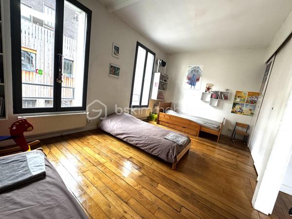 Charmante maison meulière familiale sur 4 niveaux avec jardin – Proche métro

Découvrez cette belle maison meulière pleine de charme, idéale pour une famille, offrant de beaux volumes répartis sur 4 niveaux.
Au sous-sol aménagé, vous trouverez une chambre ainsi qu’un espace buanderie pratique et fonctionnel.
Le rez-de-chaussée se compose d’un grand séjour lumineux avec cuisine ouverte, parfait pour des moments conviviaux, ainsi qu’un WC indépendant.
Au 1er étage, deux grandes chambres, une salle de bain et un WC séparé complètent l’espace nuit.
Au dernier étage, une spacieuse chambre offrant calme et intimité.
La maison bénéficie également de fenêtres en double vitrage et d’un agréable jardin, idéal pour profiter des beaux jours.

Situation privilégiée :
• Métro ligne 7 à seulement 7 minutes à pied
• Future ligne 10 à 10 minutes à pied, avec connexion vers la ligne 15

Une maison au cachet authentique à visiter sans tarder !

Contactez Shérazade Belattar pour plus d'informations ou organiser une visite.

VISITES POSSIBLES 7 JOURS / 7