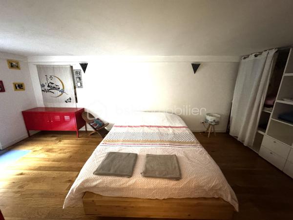 Charmante maison meulière familiale sur 4 niveaux avec jardin – Proche métro

Découvrez cette belle maison meulière pleine de charme, idéale pour une famille, offrant de beaux volumes répartis sur 4 niveaux.
Au sous-sol aménagé, vous trouverez une chambre ainsi qu’un espace buanderie pratique et fonctionnel.
Le rez-de-chaussée se compose d’un grand séjour lumineux avec cuisine ouverte, parfait pour des moments conviviaux, ainsi qu’un WC indépendant.
Au 1er étage, deux grandes chambres, une salle de bain et un WC séparé complètent l’espace nuit.
Au dernier étage, une spacieuse chambre offrant calme et intimité.
La maison bénéficie également de fenêtres en double vitrage et d’un agréable jardin, idéal pour profiter des beaux jours.

Situation privilégiée :
• Métro ligne 7 à seulement 7 minutes à pied
• Future ligne 10 à 10 minutes à pied, avec connexion vers la ligne 15

Une maison au cachet authentique à visiter sans tarder !

Contactez Shérazade Belattar pour plus d'informations ou organiser une visite.

VISITES POSSIBLES 7 JOURS / 7