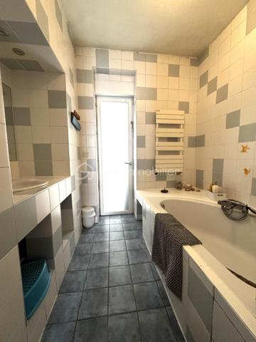 Charmante maison meulière familiale sur 4 niveaux avec jardin – Proche métro

Découvrez cette belle maison meulière pleine de charme, idéale pour une famille, offrant de beaux volumes répartis sur 4 niveaux.
Au sous-sol aménagé, vous trouverez une chambre ainsi qu’un espace buanderie pratique et fonctionnel.
Le rez-de-chaussée se compose d’un grand séjour lumineux avec cuisine ouverte, parfait pour des moments conviviaux, ainsi qu’un WC indépendant.
Au 1er étage, deux grandes chambres, une salle de bain et un WC séparé complètent l’espace nuit.
Au dernier étage, une spacieuse chambre offrant calme et intimité.
La maison bénéficie également de fenêtres en double vitrage et d’un agréable jardin, idéal pour profiter des beaux jours.

Situation privilégiée :
• Métro ligne 7 à seulement 7 minutes à pied
• Future ligne 10 à 10 minutes à pied, avec connexion vers la ligne 15

Une maison au cachet authentique à visiter sans tarder !

Contactez Shérazade Belattar pour plus d'informations ou organiser une visite.

VISITES POSSIBLES 7 JOURS / 7