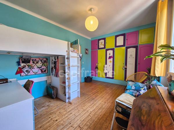 A vendre ETAMPES (91), Proche centre-ville, Charmante Meulière de 5 pièces sur sous-sol avec cour et garage.