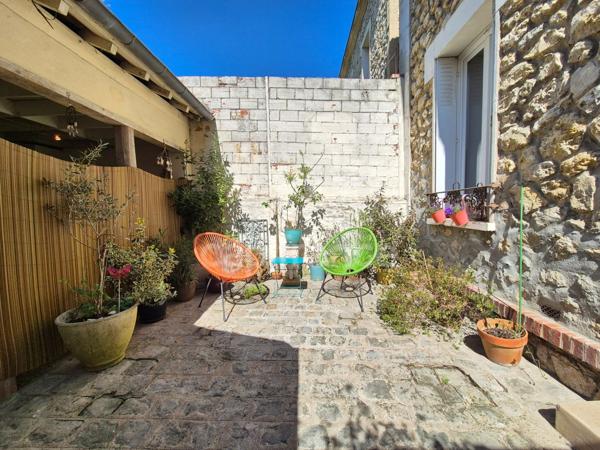 A vendre ETAMPES (91), Proche centre-ville, Charmante Meulière de 5 pièces sur sous-sol avec cour et garage.