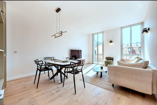 CANNES – RUE HOCHE – DERNIER ÉTAGE – BALCON SUD – RÉNOVATION D’EXCEPTION