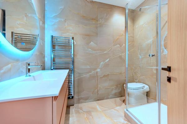 CANNES – RUE HOCHE – DERNIER ÉTAGE – BALCON SUD – RÉNOVATION D’EXCEPTION