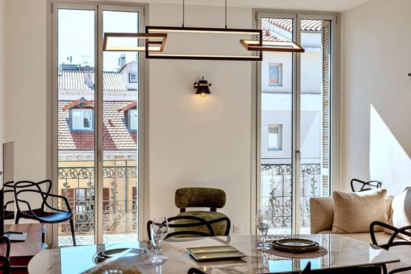 CANNES – RUE HOCHE – DERNIER ÉTAGE – BALCON SUD – RÉNOVATION D’EXCEPTION