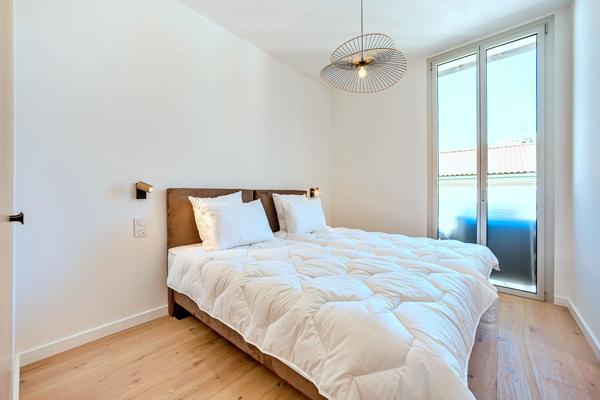 CANNES – RUE HOCHE – DERNIER ÉTAGE – BALCON SUD – RÉNOVATION D’EXCEPTION