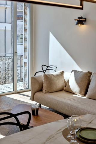 CANNES – RUE HOCHE – DERNIER ÉTAGE – BALCON SUD – RÉNOVATION D’EXCEPTION