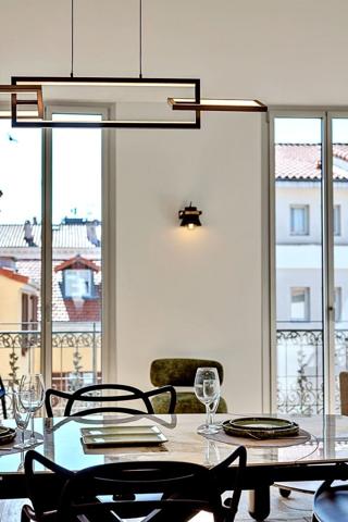 CANNES – RUE HOCHE – DERNIER ÉTAGE – BALCON SUD – RÉNOVATION D’EXCEPTION