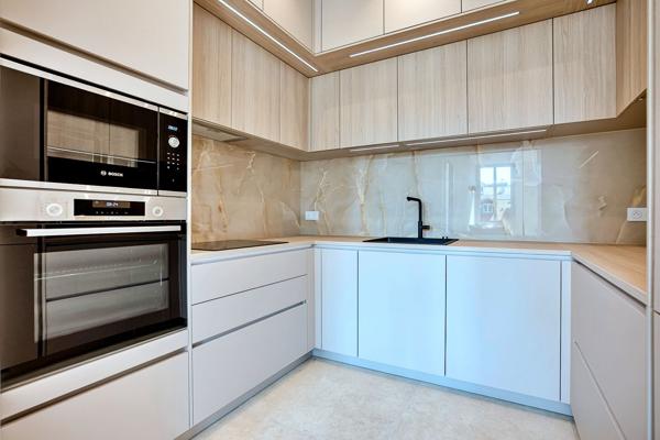 CANNES – RUE HOCHE – DERNIER ÉTAGE – BALCON SUD – RÉNOVATION D’EXCEPTION