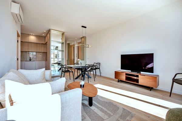 CANNES – RUE HOCHE – DERNIER ÉTAGE – BALCON SUD – RÉNOVATION D’EXCEPTION