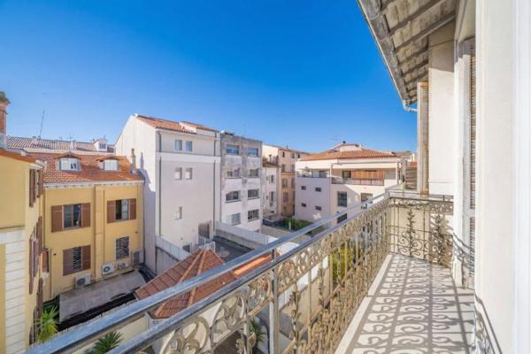CANNES – RUE HOCHE – DERNIER ÉTAGE – BALCON SUD – RÉNOVATION D’EXCEPTION