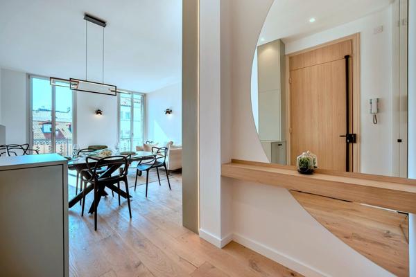 CANNES – RUE HOCHE – DERNIER ÉTAGE – BALCON SUD – RÉNOVATION D’EXCEPTION