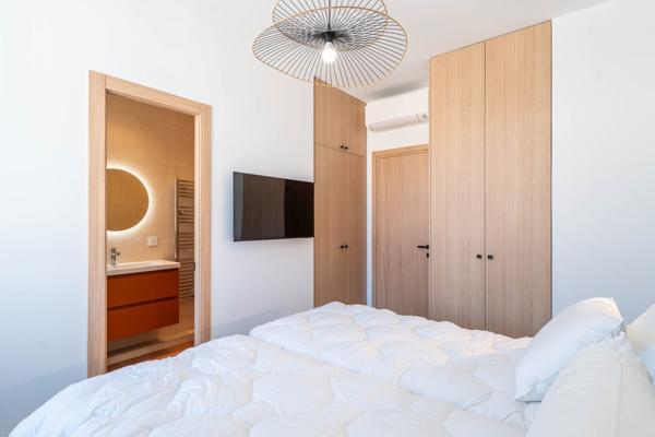 CANNES – RUE HOCHE – DERNIER ÉTAGE – BALCON SUD – RÉNOVATION D’EXCEPTION