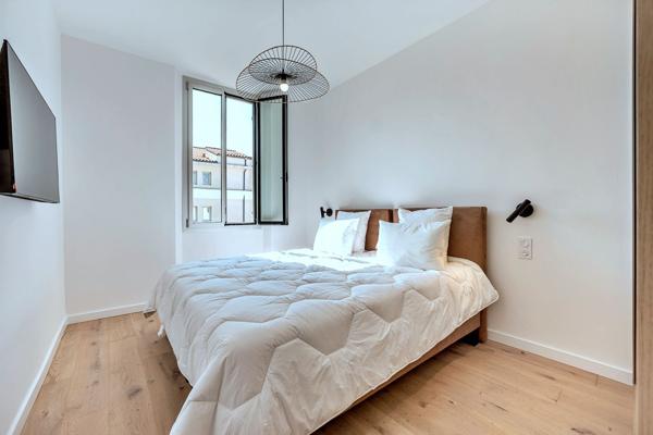 CANNES – RUE HOCHE – DERNIER ÉTAGE – BALCON SUD – RÉNOVATION D’EXCEPTION