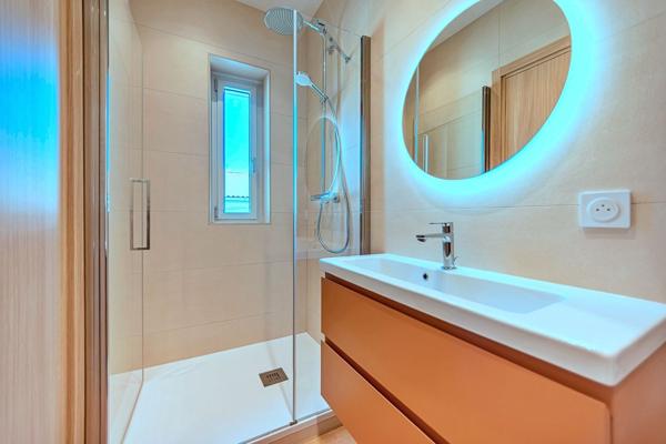 CANNES – RUE HOCHE – DERNIER ÉTAGE – BALCON SUD – RÉNOVATION D’EXCEPTION