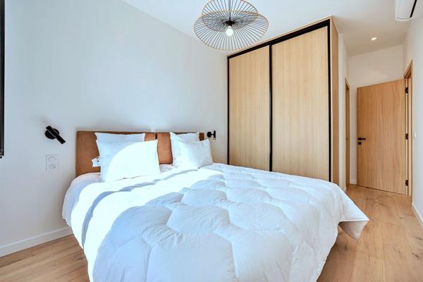 CANNES – RUE HOCHE – DERNIER ÉTAGE – BALCON SUD – RÉNOVATION D’EXCEPTION