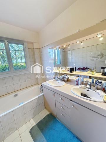 Maison 5 chambres, bien entretenue.