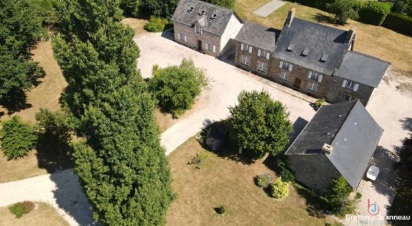Propriété comprenant maison et gîtes sur 1 ha 27 en Mayenne