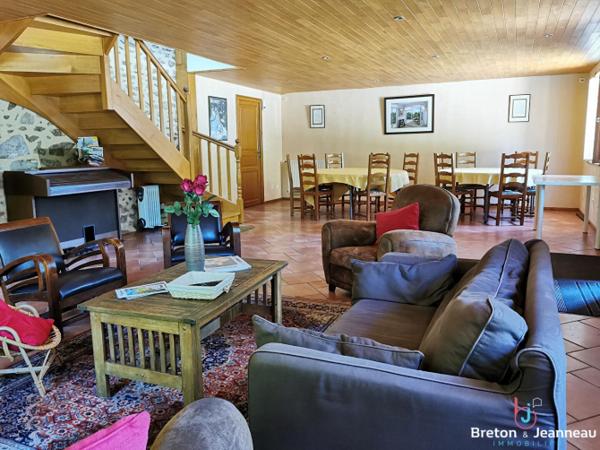 Propriété comprenant maison et gîtes sur 1 ha 27 en Mayenne