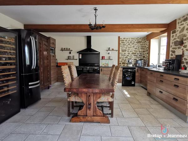 Propriété comprenant maison et gîtes sur 1 ha 27 en Mayenne