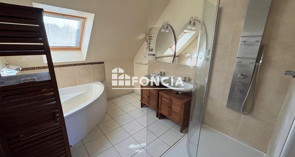 Location Maison 7 pièces 185 m² - ÉMancé 78125