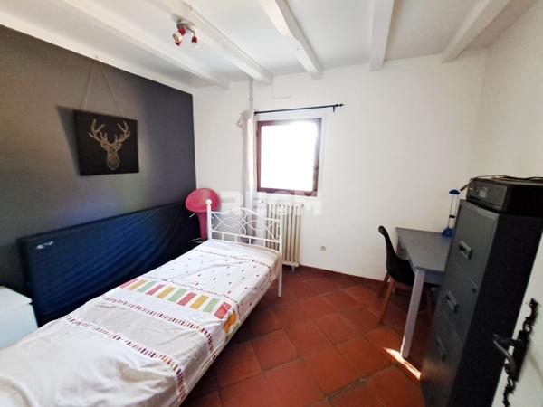 La Force (24130) Véritable Périgourdine de plain pied, 5 chambres, combles aménageables, dépendances.