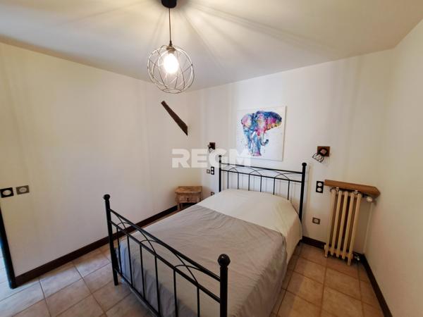 La Force (24130) Véritable Périgourdine de plain pied, 5 chambres, combles aménageables, dépendances.