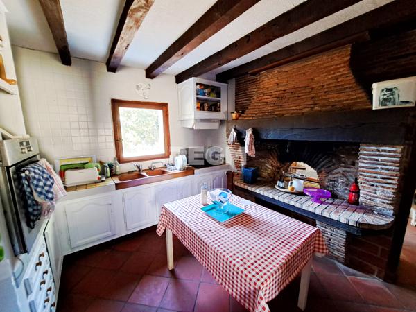 La Force (24130) Véritable Périgourdine de plain pied, 5 chambres, combles aménageables, dépendances.