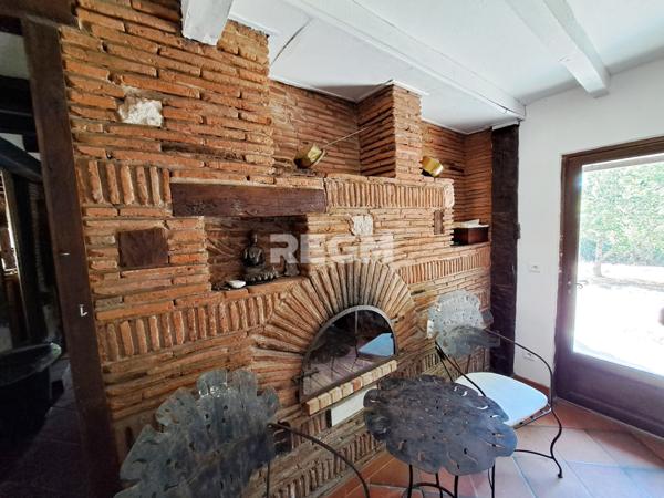 La Force (24130) Véritable Périgourdine de plain pied, 5 chambres, combles aménageables, dépendances.