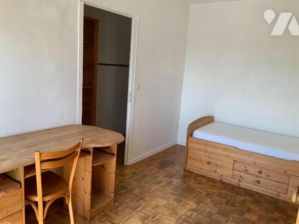 VILLEJEAN
Au 7ème étage, un appartement de type F4 comprenant entrée-couloir, cuisine aménagée...