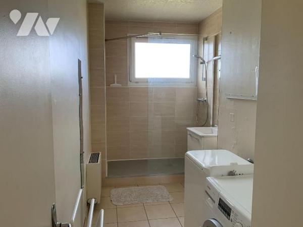 VILLEJEAN
Au 7ème étage, un appartement de type F4 comprenant entrée-couloir, cuisine aménagée...