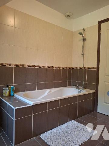 A vendre sur la commune du Vigean (CANTAL), à proximité immédiate de Mauriac sous-préfecture, d...