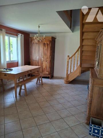 A vendre sur la commune du Vigean (CANTAL), à proximité immédiate de Mauriac sous-préfecture, d...