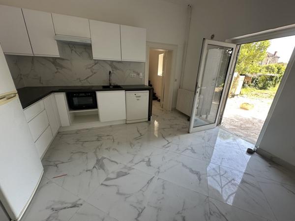 Maison à louer 1 300 € CC St-Hilaire-de-Lusignan 5 p 137 m² DPE D