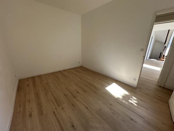 Maison à louer 1 300 € CC St-Hilaire-de-Lusignan 5 p 137 m² DPE D