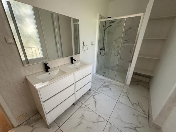 Maison à louer 1 300 € CC St-Hilaire-de-Lusignan 5 p 137 m² DPE D