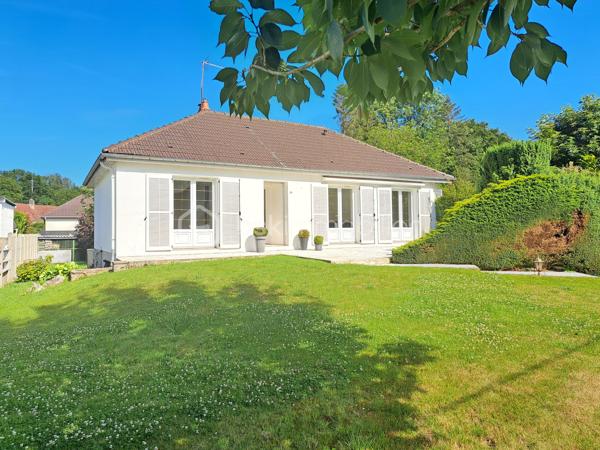 Laurent Jacquet (06.86.41.88.12) propose à la vente un pavillon individuel de plain-pied sur sous-sol complet, situé dans un environnement calme, à 5 minutes d’Abbeville, de la zone commerciale de Vauchelles-les-Quesnoy et de l’autoroute A16. 

Le rez-de-chaussée se compose d’une entrée ouverte avec cuisine aménagée et séjour avec conduit de cheminée permettant l’installation d’un poêle, deux chambres dont une avec placard, une salle de douches avec espace de rangement.

Le sous-sol complet offre de nombreux espaces fonctionnels, comprenant une buanderie pouvant également faire office d’arrière-cuisine, une chaufferie, une cave et un garage pouvant accueillir deux véhicules avec un espace atelier.

Ce pavillon partiellement rénové est chauffé par une chaudière au fioul. Il dispose également de deux terrasses, d’un portail motorisé et est implanté sur un terrain d’environ 900 m².

-