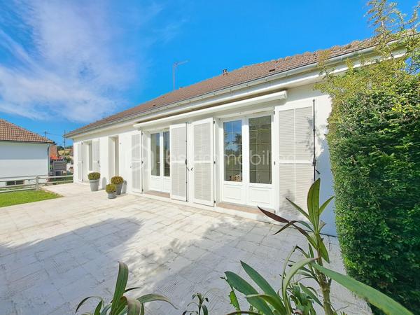 Laurent Jacquet (06.86.41.88.12) propose à la vente un pavillon individuel de plain-pied sur sous-sol complet, situé dans un environnement calme, à 5 minutes d’Abbeville, de la zone commerciale de Vauchelles-les-Quesnoy et de l’autoroute A16. 

Le rez-de-chaussée se compose d’une entrée ouverte avec cuisine aménagée et séjour avec conduit de cheminée permettant l’installation d’un poêle, deux chambres dont une avec placard, une salle de douches avec espace de rangement.

Le sous-sol complet offre de nombreux espaces fonctionnels, comprenant une buanderie pouvant également faire office d’arrière-cuisine, une chaufferie, une cave et un garage pouvant accueillir deux véhicules avec un espace atelier.

Ce pavillon partiellement rénové est chauffé par une chaudière au fioul. Il dispose également de deux terrasses, d’un portail motorisé et est implanté sur un terrain d’environ 900 m².

-