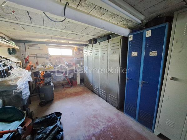 Laurent Jacquet (06.86.41.88.12) propose à la vente un pavillon individuel de plain-pied sur sous-sol complet, situé dans un environnement calme, à 5 minutes d’Abbeville, de la zone commerciale de Vauchelles-les-Quesnoy et de l’autoroute A16. 

Le rez-de-chaussée se compose d’une entrée ouverte avec cuisine aménagée et séjour avec conduit de cheminée permettant l’installation d’un poêle, deux chambres dont une avec placard, une salle de douches avec espace de rangement.

Le sous-sol complet offre de nombreux espaces fonctionnels, comprenant une buanderie pouvant également faire office d’arrière-cuisine, une chaufferie, une cave et un garage pouvant accueillir deux véhicules avec un espace atelier.

Ce pavillon partiellement rénové est chauffé par une chaudière au fioul. Il dispose également de deux terrasses, d’un portail motorisé et est implanté sur un terrain d’environ 900 m².

-
