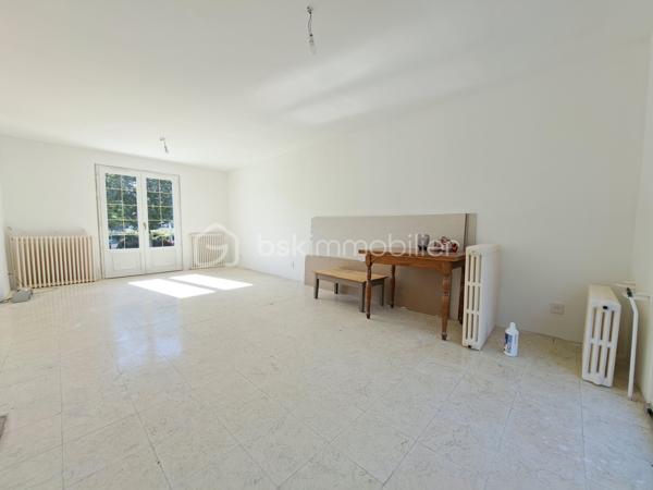Laurent Jacquet (06.86.41.88.12) propose à la vente un pavillon individuel de plain-pied sur sous-sol complet, situé dans un environnement calme, à 5 minutes d’Abbeville, de la zone commerciale de Vauchelles-les-Quesnoy et de l’autoroute A16. 

Le rez-de-chaussée se compose d’une entrée ouverte avec cuisine aménagée et séjour avec conduit de cheminée permettant l’installation d’un poêle, deux chambres dont une avec placard, une salle de douches avec espace de rangement.

Le sous-sol complet offre de nombreux espaces fonctionnels, comprenant une buanderie pouvant également faire office d’arrière-cuisine, une chaufferie, une cave et un garage pouvant accueillir deux véhicules avec un espace atelier.

Ce pavillon partiellement rénové est chauffé par une chaudière au fioul. Il dispose également de deux terrasses, d’un portail motorisé et est implanté sur un terrain d’environ 900 m².

-