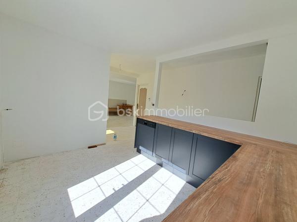 Laurent Jacquet (06.86.41.88.12) propose à la vente un pavillon individuel de plain-pied sur sous-sol complet, situé dans un environnement calme, à 5 minutes d’Abbeville, de la zone commerciale de Vauchelles-les-Quesnoy et de l’autoroute A16. 

Le rez-de-chaussée se compose d’une entrée ouverte avec cuisine aménagée et séjour avec conduit de cheminée permettant l’installation d’un poêle, deux chambres dont une avec placard, une salle de douches avec espace de rangement.

Le sous-sol complet offre de nombreux espaces fonctionnels, comprenant une buanderie pouvant également faire office d’arrière-cuisine, une chaufferie, une cave et un garage pouvant accueillir deux véhicules avec un espace atelier.

Ce pavillon partiellement rénové est chauffé par une chaudière au fioul. Il dispose également de deux terrasses, d’un portail motorisé et est implanté sur un terrain d’environ 900 m².

-