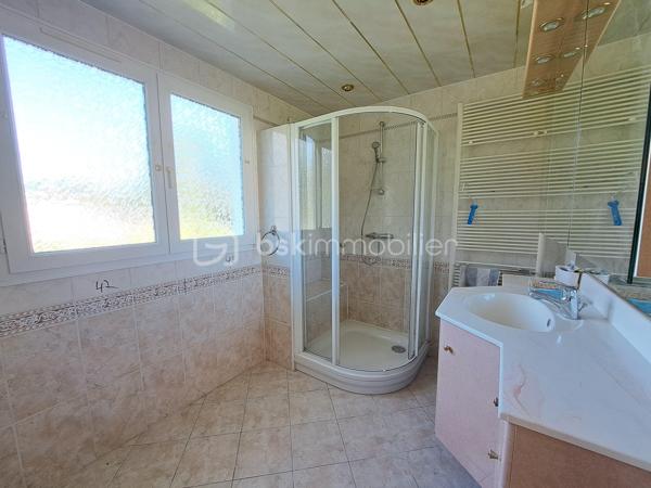 Laurent Jacquet (06.86.41.88.12) propose à la vente un pavillon individuel de plain-pied sur sous-sol complet, situé dans un environnement calme, à 5 minutes d’Abbeville, de la zone commerciale de Vauchelles-les-Quesnoy et de l’autoroute A16. 

Le rez-de-chaussée se compose d’une entrée ouverte avec cuisine aménagée et séjour avec conduit de cheminée permettant l’installation d’un poêle, deux chambres dont une avec placard, une salle de douches avec espace de rangement.

Le sous-sol complet offre de nombreux espaces fonctionnels, comprenant une buanderie pouvant également faire office d’arrière-cuisine, une chaufferie, une cave et un garage pouvant accueillir deux véhicules avec un espace atelier.

Ce pavillon partiellement rénové est chauffé par une chaudière au fioul. Il dispose également de deux terrasses, d’un portail motorisé et est implanté sur un terrain d’environ 900 m².

-
