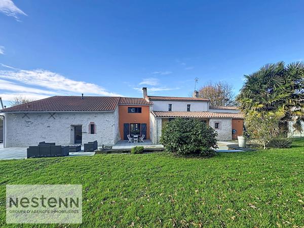 Charmante Maison de Corps de Ferme à Vendre à La Garnache !