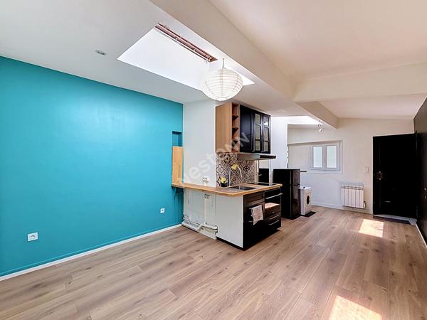 MONTREUIL, 400 METRES DU METRO LIGNE 11, PETITE MAISON DE PLAIN PIED TRES LUMINEUSE ET NON MITOYENNE. PAS DE CHARGES, PAS DE VOISINS.