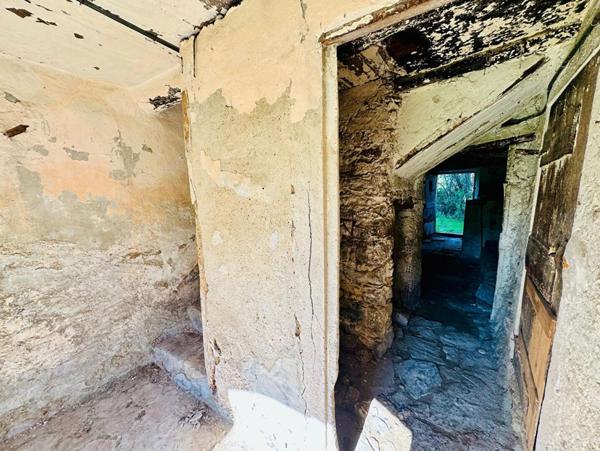 2 Bâtis/Mas à réhabiliter à Grasse totalisant 450 m2 plancher, sur 5700m2 de terrain