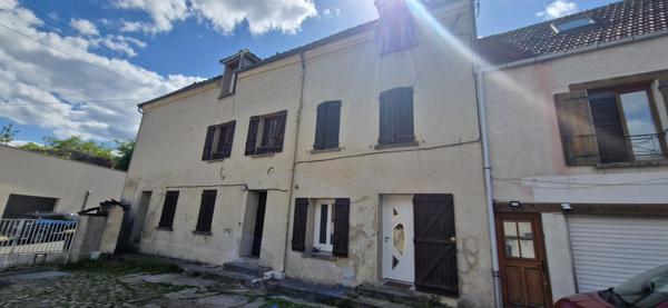 STUDIO MEZZANINE KITCHENETTE