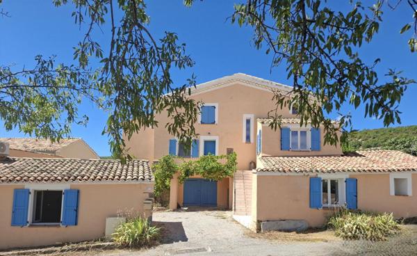 PAYS DE FORCALQUIER, BELLE PROPRIETE DE 140 M² AVEC GARAGE + GÎTE, CHAMBRE D'HÔTE ET PISCINE SUR PLUS D'UN HECTARE DE TERRAIN