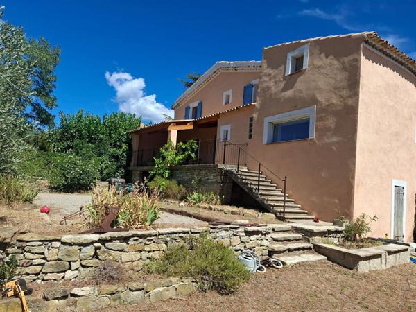 PAYS DE FORCALQUIER, BELLE PROPRIETE DE 140 M² AVEC GARAGE + GÎTE, CHAMBRE D'HÔTE ET PISCINE SUR PLUS D'UN HECTARE DE TERRAIN