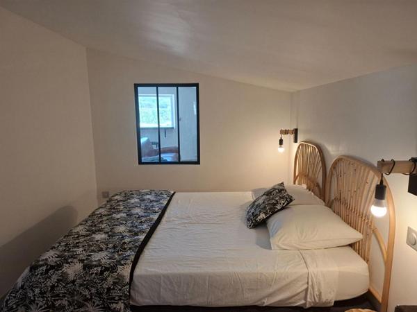 PAYS DE FORCALQUIER, BELLE PROPRIETE DE 140 M² AVEC GARAGE + GÎTE, CHAMBRE D'HÔTE ET PISCINE SUR PLUS D'UN HECTARE DE TERRAIN