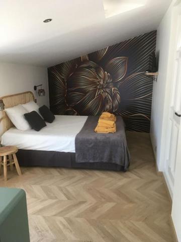 PAYS DE FORCALQUIER, BELLE PROPRIETE DE 140 M² AVEC GARAGE + GÎTE, CHAMBRE D'HÔTE ET PISCINE SUR PLUS D'UN HECTARE DE TERRAIN